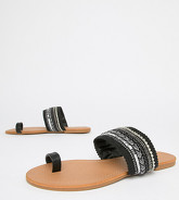 Qupid - Sandales plates ornées avec entredoigt - Noir